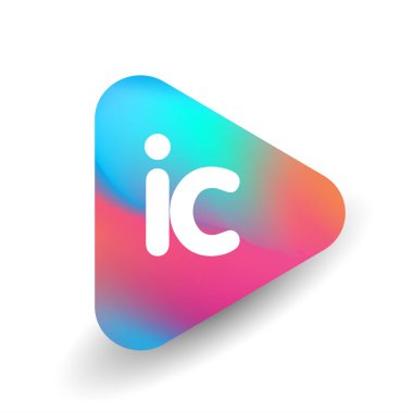 Üçgen şekilli ve renkli arkaplanlı IC logosu, iş ve şirket kimliği için harf kombinasyonu tasarımı.
