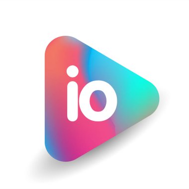 Üçgen şeklindeki IO logosu ve renkli arkaplan, iş ve şirket kimliği için harf kombinasyon logosu tasarımı.
