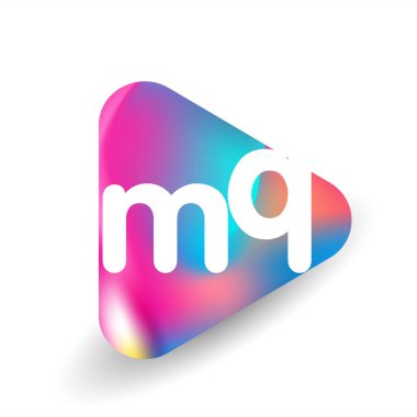 Üçgen şekilli ve renkli arkaplan içinde MQ logosu, iş ve şirket kimliği için harf kombinasyonlu logo tasarımı.