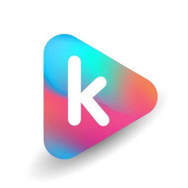 Üçgen şekilli ve renkli arkaplan içinde K harfi logosu, iş ve şirket kimliği için harf kombinasyonu tasarımı.