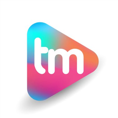 Üçgen şekilli ve renkli arkaplan içinde TM logosu, iş ve şirket kimliği için harf birleşimi logosu tasarımı.