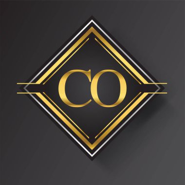 Kare şeklinde altın ve gümüş renkli geometrik süslemeli CO Harf logosu. İş veya şirket kimliğiniz için vektör tasarımı şablonu ögeleri.