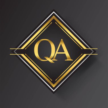 Kare şeklinde altın ve gümüş renkli geometrik süslemeli QA Harfi logosu. İş veya şirket kimliğiniz için vektör tasarımı şablonu ögeleri.