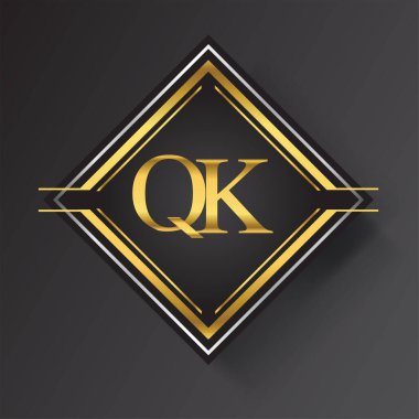 Kare şeklinde altın ve gümüş renkli geometrik süslemeli QK Harf logosu. İş veya şirket kimliğiniz için vektör tasarımı şablonu ögeleri.