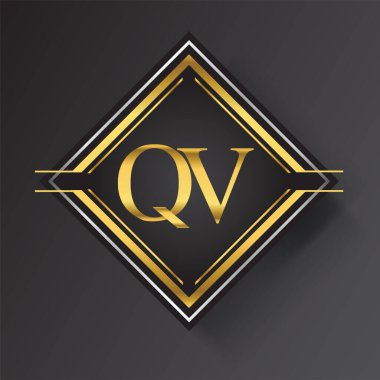 Kare şeklinde altın ve gümüş renkli geometrik süslemeli QV Harf logosu. İş veya şirket kimliğiniz için vektör tasarımı şablonu ögeleri.