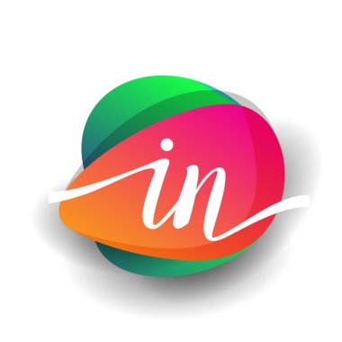 Rengarenk arka planlı harf IN logosu, yaratıcı endüstri, web, iş ve şirket için harf kombinasyonu tasarımı.