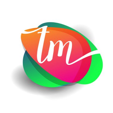 Renkli arkaplanı olan TM logosu, yaratıcı endüstri, web, iş ve şirket için harf kombinasyonu tasarımı.