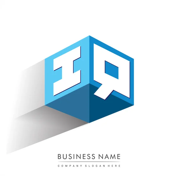 六角形の形と青の背景に文字Iqのロゴ 会社のアイデンティティのための文字デザインのキューブのロゴ — ストックベクタ