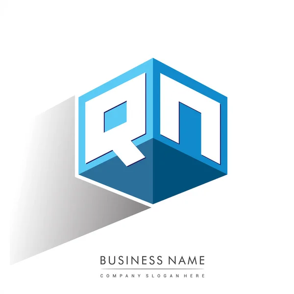六角形と青の背景に文字Qnのロゴ 会社のアイデンティティのための文字デザインのキューブのロゴ — ストックベクタ