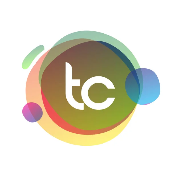 カラフルなスプラッシュ背景を持つレターTcのロゴ クリエイティブ産業 ウェブ ビジネスや会社のための文字の組み合わせのロゴデザイン — ストックベクタ