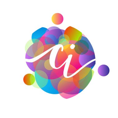 Renkli sıçrama arkaplanı olan CI harfi logosu, yaratıcı endüstri, web, iş ve şirket için harf kombinasyonu tasarımı.