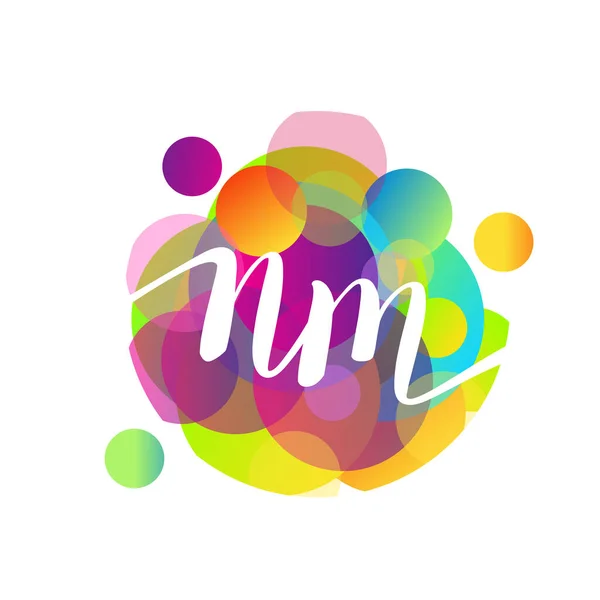 カラフルなスプラッシュ背景を持つ手紙Nmのロゴ クリエイティブ産業 ウェブ ビジネスや会社のための手紙の組み合わせのロゴデザイン — ストックベクタ