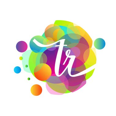 Renkli arka planlı TR logosu, yaratıcı endüstri, web, iş ve şirket için harf kombinasyonu tasarımı.