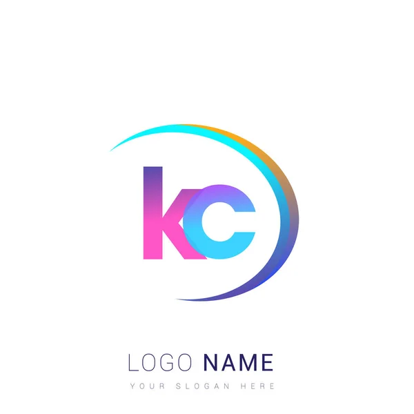 初期の文字Kcのロゴタイプ会社名 カラフルでスウッシュのデザイン ビジネスと会社のアイデンティティのためのベクトルロゴ — ストックベクタ