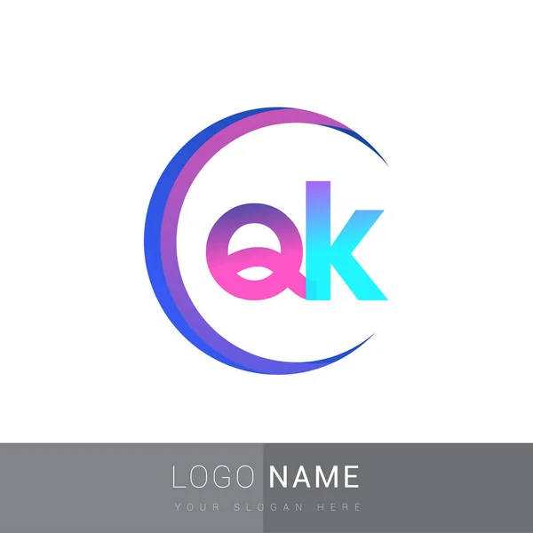初期の文字Qkのロゴタイプ会社名 カラフルでスウッシュデザイン ビジネスと会社のアイデンティティのためのベクトルロゴ — ストックベクタ