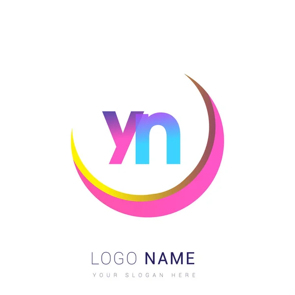 頭文字のYnロゴタイプ会社名 カラフルでスウッシュなデザイン ビジネスと会社のアイデンティティのためのベクトルロゴ — ストックベクタ