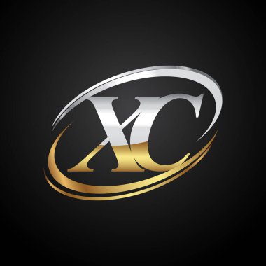 İlk harf XC logotype şirketinin adı altın ve gümüş rengi desenli. Siyah arkaplanda izole.