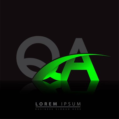 İlk harf QA logotype şirketi ismi yeşil ve siyah Swoosh tasarımı. iş ve şirket kimliği için vektör logosu.