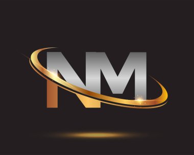 İlk harfi NM logotype şirketi. Renkli altın ve gümüş rengi desenli. Siyah arkaplanda izole.