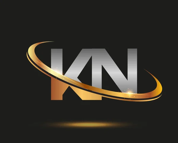 初期の文字Knのロゴタイプ会社名は金と銀のスウッシュのデザインを着色 黒い背景に隔離され — ストックベクタ