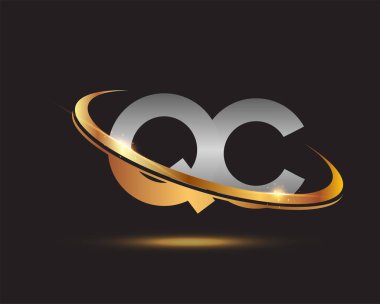 İlk harf QC logotype şirketinin adı altın ve gümüş rengi desenli. Siyah arkaplanda izole.