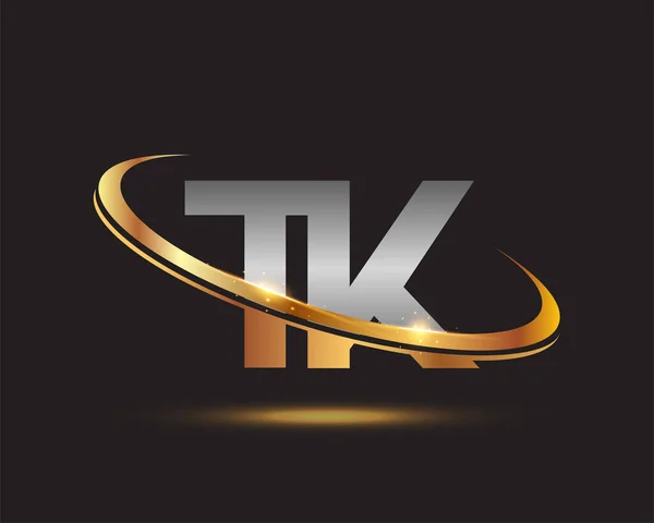 初期の文字Tkのロゴタイプ会社名は金と銀のスウッシュデザインを着色した 黒い背景に隔離され — ストックベクタ