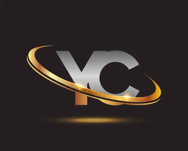 最初的字母Yc标志公司的名称彩色的黄金和银Swoosh设计 在黑色背景上隔离 — 图库矢量图片