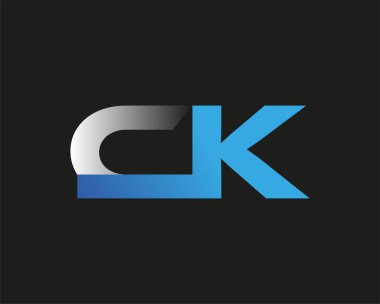 CK Logotype şirketinin ilk harfi mavi ve gümüş rengi. Siyah arkaplanda izole.
