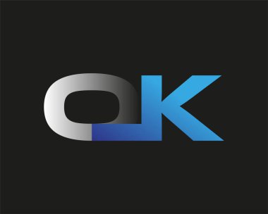 İlk harf OK logotype şirket adı mavi ve gümüş rengi Swoosh tasarımı. Siyah arkaplanda izole.