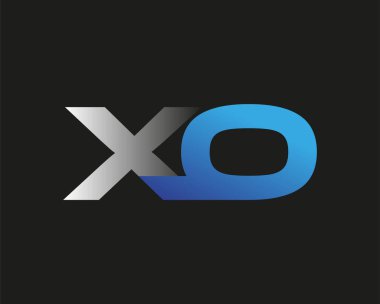 İlk harf XO logotype şirket adı mavi ve gümüş rengi. Siyah arkaplanda izole.