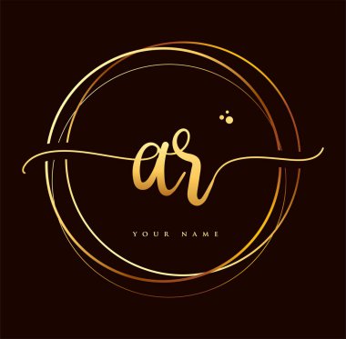 AR Baş Yazı Logosu Altın Renk. El yazısı harfleri. Siyah arka planda izole edilmiş logo, kadın ve lüks logo tasarımı..