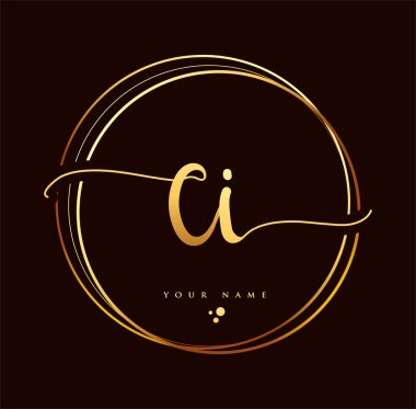İlk el yazısı logosu altın renginde. El yazısı harfleri. Siyah arka planda izole edilmiş logo, kadın ve lüks logo tasarımı..