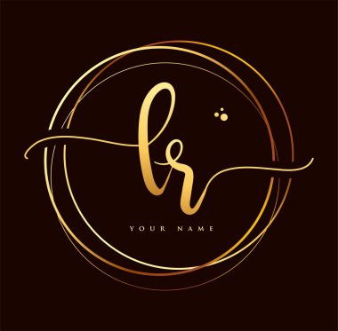 LR İlk El Yazısı Logosu Altın Rengi. El yazısı harfleri. Siyah arka planda izole edilmiş logo, kadın ve lüks logo tasarımı..