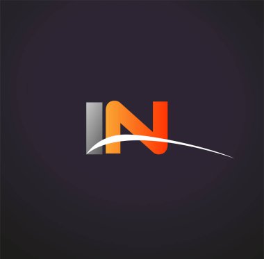 İlk harf In logotype şirket adı Renkli Gri ve Turuncu Swoosh tasarımı. Siyah arkaplanda izole.