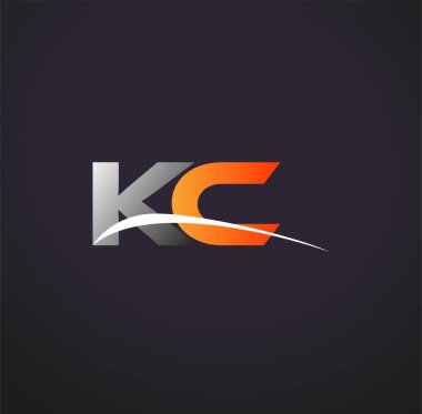 İlk harfi KC logotype şirketi. Renkli gri ve turuncu renk desenli. Siyah arkaplanda izole.