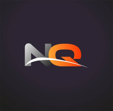 İlk harf NQ logotype şirketi. Renkli gri ve turuncu renk desenli. Siyah arkaplanda izole.