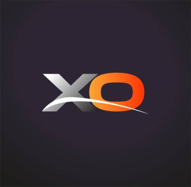 İlk harf XO logotype şirket adı Renkli Gri ve Turuncu Swoosh tasarımı. Siyah arkaplanda izole.