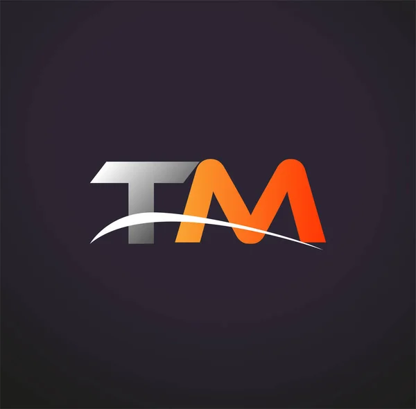 最初的字母Tm标志类型公司名称彩色灰色和橙色Swoosh设计 在黑色背景上隔离 — 图库矢量图片