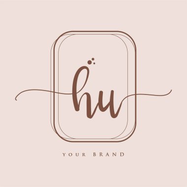 HU ilk el yazısı logosu. El yazısı harfleri. Logo markalaşması, kadın ve lüks logo tasarımı. Zarif arka planda izole edilmiş..