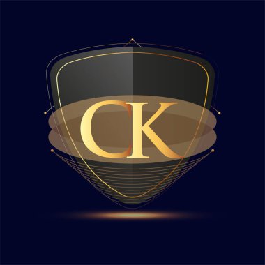 Kalkan simgesi altın rengi olan ilk logo harfi CK koyu arkaplan üzerinde izole edilmiş, şirket kimliği için logotip tasarımı.