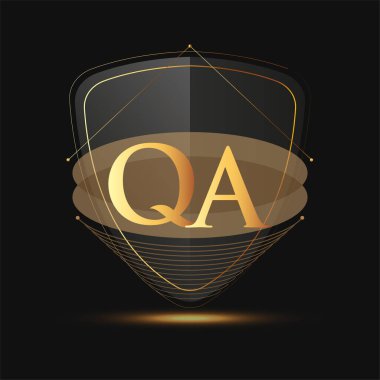 Kalkan simgesi olan ilk logo harfi QA koyu arkaplan üzerinde izole edilmiş altın renk, şirket kimliği için logotip tasarımı.