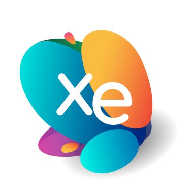 Renkli sıçrama arkaplanı olan XE logosu, yaratıcı endüstri, web, iş ve şirket için harf kombinasyonu tasarımı.