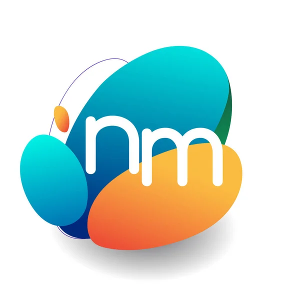 カラフルなスプラッシュ背景を持つ手紙Nmのロゴ クリエイティブ産業 ウェブ ビジネスや会社のための手紙の組み合わせのロゴデザイン — ストックベクタ
