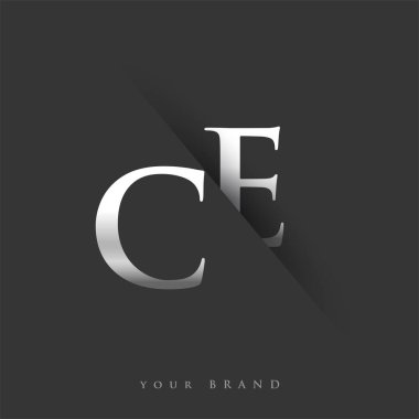 Şirket adı, gümüş rengi ve siyah arkaplan / renk tasarımı için CE ilk logo harfi. İş ve şirket kimliği için vektör logosu.