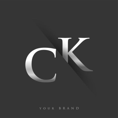 Şirketin adı için CK harfi, gümüş rengi ve siyah arkaplan için slash tasarımı. İş ve şirket kimliği için vektör logosu.