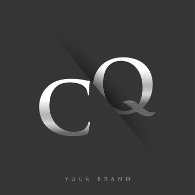 Şirketin adı, gümüş rengi ve siyah arkaplan tasarımının ilk logo harfleri CQ. İş ve şirket kimliği için vektör logosu.