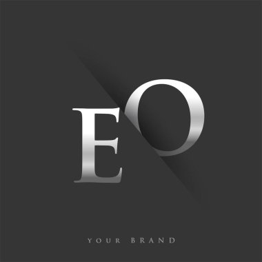 Şirketin adı, gümüş rengi ve siyah arkaplan tasarımının ilk logo harfleri EO. İş ve şirket kimliği için vektör logosu.
