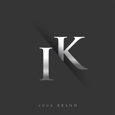 Şirketin adı, gümüş rengi ve siyah arka planda / renk tasarımı için ilk logo harfi IK. İş ve şirket kimliği için vektör logosu.