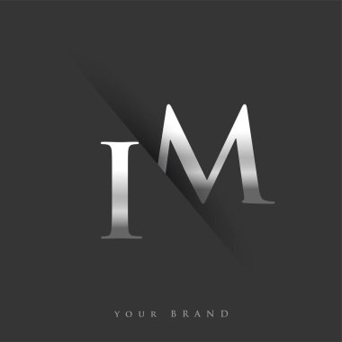 Şirket adı, gümüş rengi ve siyah arkaplan / renk tasarımı için ilk logo IM. İş ve şirket kimliği için vektör logosu.