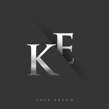 Şirket adı, gümüş rengi ve siyah arkaplan / renk tasarımı için ilk logo harfleri KE. İş ve şirket kimliği için vektör logosu.
